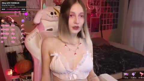 Snapshot of evie_rosen chatting on 10-29-25, 10:44 Evie online show from 10-29-25, 10:44