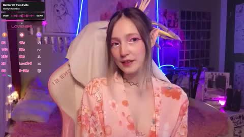 Snapshot of evie_rosen chatting on 11-12-25, 09:25 Evie online show from 11-12-25, 09:25