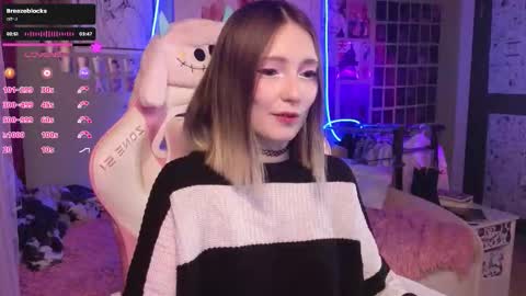 Snapshot of evie_rosen chatting on 12-04-25, 08:28 Evie online show from 12-04-25, 08:28