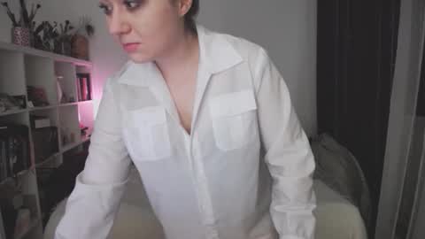 Snapshot of eviecuster chatting on 10-23-25, 08:07 Im gonna be on in 2 hours online show from 10-23-25, 08:07