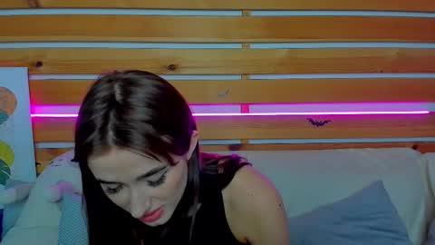 Snapshot of evisdailyy chatting on 12-19-25, 02:51 Evis online show from 12-19-25, 02:51