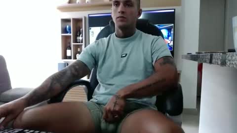 Snapshot of exotic_dude chatting on 03-18-26, 01:36 camilo online show from 03-18-26, 01:36