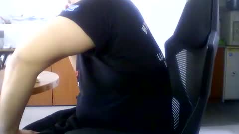 Snapshot of extrex2 chatting on 03-31-26, 11:32 derssing online show from 03-31-26, 11:32