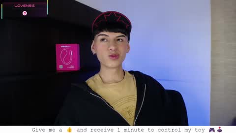 Snapshot of ezra_storm chatting on 10-04-25, 05:38 Juan online show from 10-04-25, 05:38