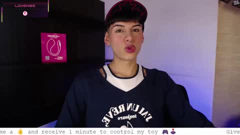 Snapshot of ezra_storm chatting on 10-08-25, 05:05 Juan online show from 10-08-25, 05:05