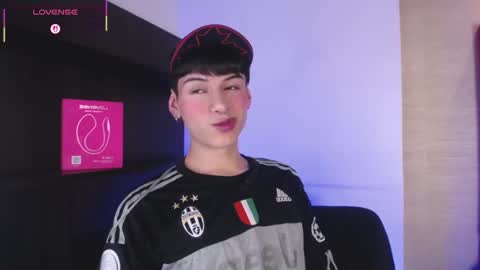 Snapshot of ezra_storm chatting on 10-21-25, 05:08 Juan online show from 10-21-25, 05:08