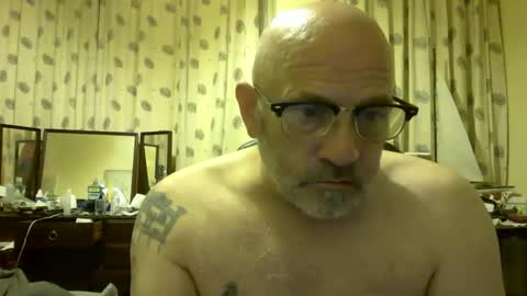 Snapshot of f1zzeek chatting on 06-08-26, 01:28 f1zzeek online show from 06-08-26, 01:28