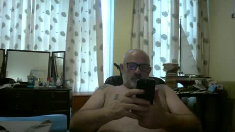 Snapshot of f1zzeek chatting on 06-26-26, 06:45 f1zzeek online show from 06-26-26, 06:45