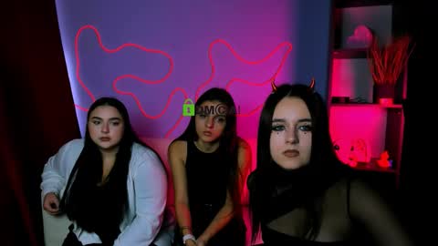 Snapshot of fairy_viola chatting on 10-31-25, 11:55 Viola online show from 10-31-25, 11:55