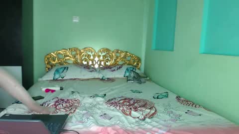 farfalina online show from 12-14-25, 06:41