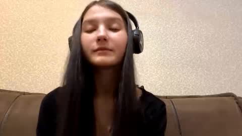 Aurora 18yo online show from 11-18-25, 09:25