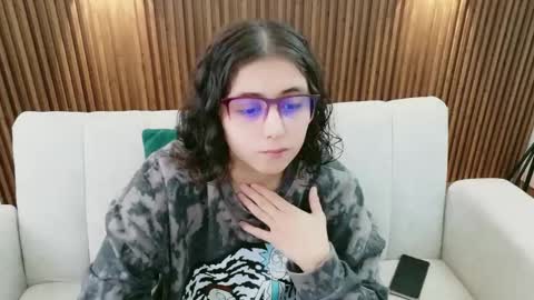 Snapshot of feelina_firesoul chatting on 06-01-26, 02:30 Feelena online show from 06-01-26, 02:30
