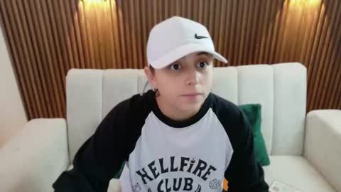 Snapshot of feelina_firesoul chatting on 07-19-26, 06:00 Feelena online show from 07-19-26, 06:00