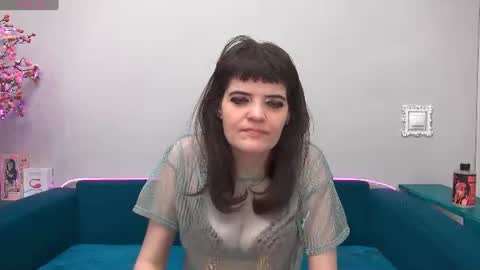 Snapshot of feelsgoodwoman chatting on 06-25-26, 04:56 Laura online show from 06-25-26, 04:56