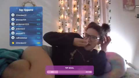 Snapshot of feetnymph chatting on 02-05-25, 05:52 Soley online show from 02-05-25, 05:52