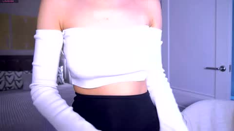 Snapshot of felissiany chatting on 05-17-26, 01:14 Hello im Nova online show from 05-17-26, 01:14