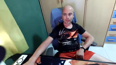 Snapshot of fernandez83 chatting on 06-12-26, 06:51 fernandez83 online show from 06-12-26, 06:51