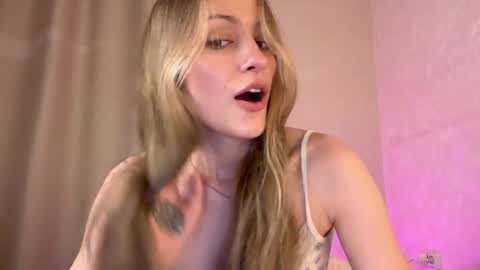 Snapshot of fflloowweerr chatting on 01-09-25, 12:41 Lisa online show from 01-09-25, 12:41