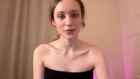 Snapshot of fflloowweerr chatting on 01-10-25, 12:26 Lisa online show from 01-10-25, 12:26