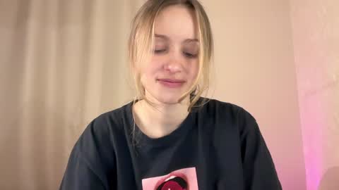 Snapshot of fflloowweerr chatting on 01-11-25, 12:50 Lisa online show from 01-11-25, 12:50