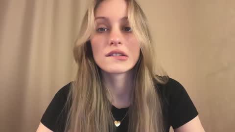 Snapshot of fflloowweerr chatting on 01-20-25, 01:00 Lisa online show from 01-20-25, 01:00