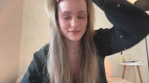 Snapshot of fflloowweerr chatting on 03-12-25, 07:35 Lisa online show from 03-12-25, 07:35