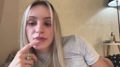 Snapshot of fflloowweerr chatting on 09-22-25, 10:28 Lisa online show from 09-22-25, 10:28