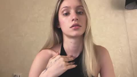 Snapshot of fflloowweerr chatting on 12-23-25, 09:29 Lisa online show from 12-23-25, 09:29