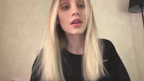 Snapshot of fflloowweerr chatting on 01-11-26, 09:47 Lisa online show from 01-11-26, 09:47