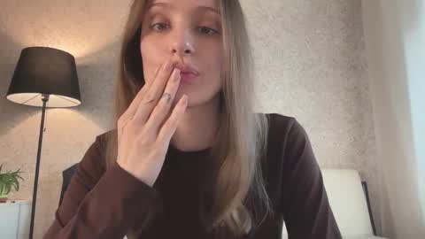 Snapshot of fflloowweerr chatting on 02-11-26, 07:57 Lisa online show from 02-11-26, 07:57