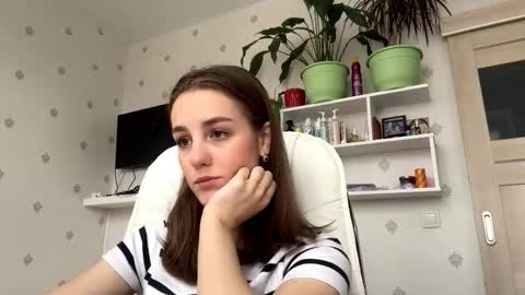 Snapshot of fionapiccard chatting on 11-19-25, 09:31 Keite wanna play Meow online show from 11-19-25, 09:31