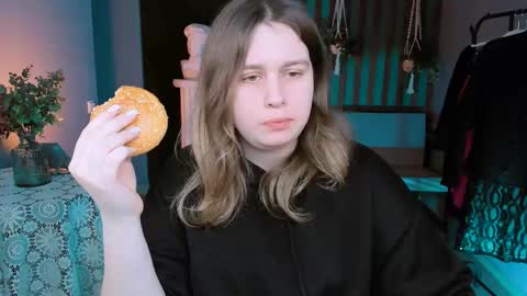 Snapshot of fioramarmoris chatting on 02-28-25, 09:25 fiora online show from 02-28-25, 09:25