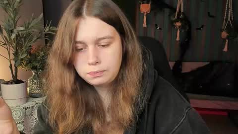 Snapshot of fioramarmoris chatting on 10-20-25, 01:44 fiora online show from 10-20-25, 01:44