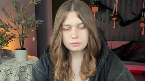 Snapshot of fioramarmoris chatting on 10-23-25, 01:43 fiora online show from 10-23-25, 01:43