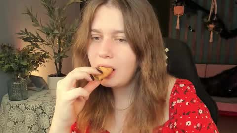 Snapshot of fioramarmoris chatting on 10-26-25, 05:13 fiora online show from 10-26-25, 05:13