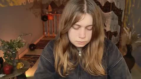 Snapshot of fioramarmoris chatting on 10-27-25, 01:37 fiora online show from 10-27-25, 01:37