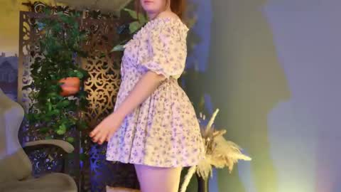 Snapshot of fioramarmoris chatting on 12-15-25, 02:21 fiora online show from 12-15-25, 02:21