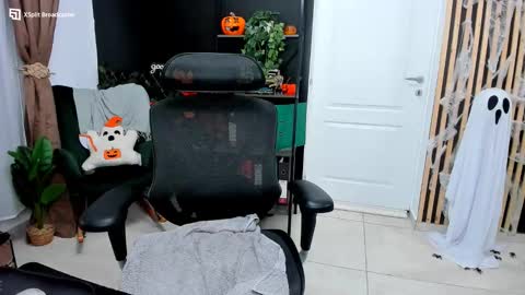 Snapshot of fireflowers_ chatting on 10-31-25, 10:11 Kallisy online show from 10-31-25, 10:11