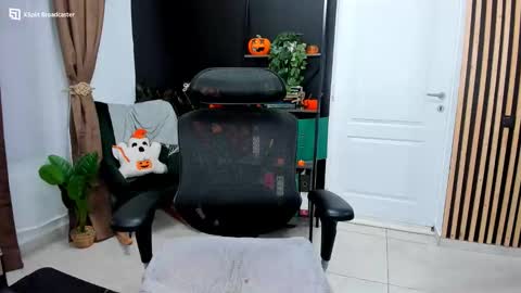 Snapshot of fireflowers_ chatting on 11-15-25, 09:43 Kallisy online show from 11-15-25, 09:43