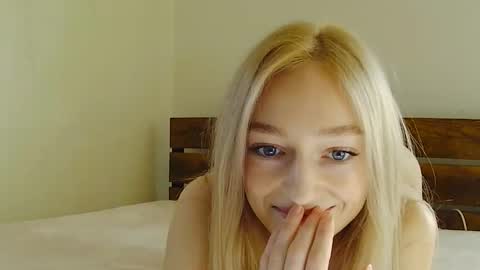 Snapshot of fitblondeprincess chatting on 11-03-25, 08:54 flowergirl online show from 11-03-25, 08:54