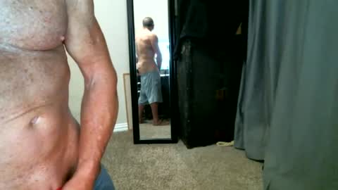 Snapshot of fitguy40 chatting on 06-18-26, 01:37 fitguy40 online show from 06-18-26, 01:37