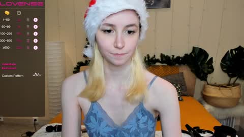 Snapshot of fleximona chatting on 12-13-24, 12:39 FlexiMona online show from 12-13-24, 12:39