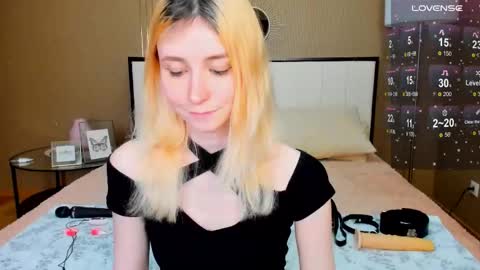 Snapshot of fleximona chatting on 10-10-25, 09:30 FlexiMona online show from 10-10-25, 09:30