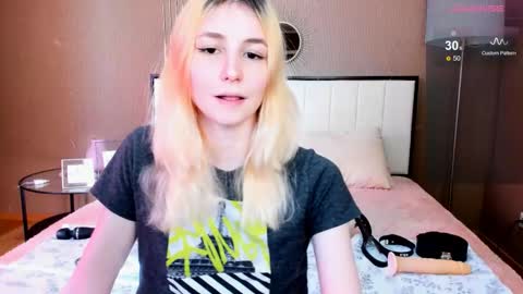 Snapshot of fleximona chatting on 10-17-25, 08:28 FlexiMona online show from 10-17-25, 08:28