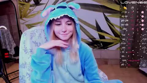 Snapshot of fleximona chatting on 10-19-25, 08:37 FlexiMona online show from 10-19-25, 08:37