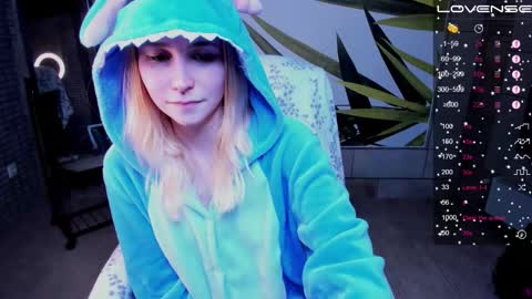 Snapshot of fleximona chatting on 10-19-25, 08:42 FlexiMona online show from 10-19-25, 08:42