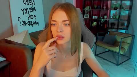 Snapshot of flexyfoxy chatting on 10-19-25, 05:30 Flexyfoxy online show from 10-19-25, 05:30