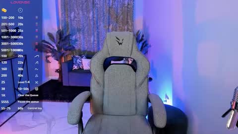 Snapshot of flexyfoxy chatting on 12-18-25, 10:21 Flexyfoxy online show from 12-18-25, 10:21