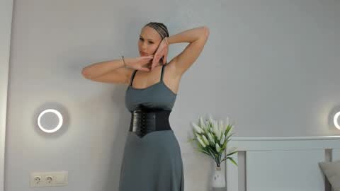 Doloras online show from 09-29-25, 07:51