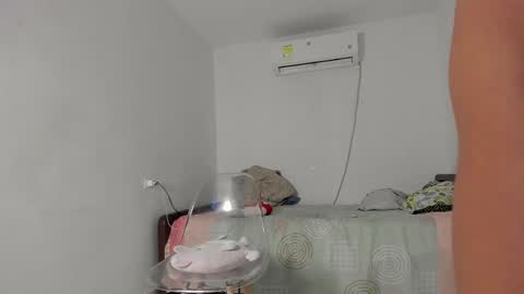 Snapshot of flor_herrera1 chatting on 02-24-25, 02:08 online show from 02-24-25, 02:08